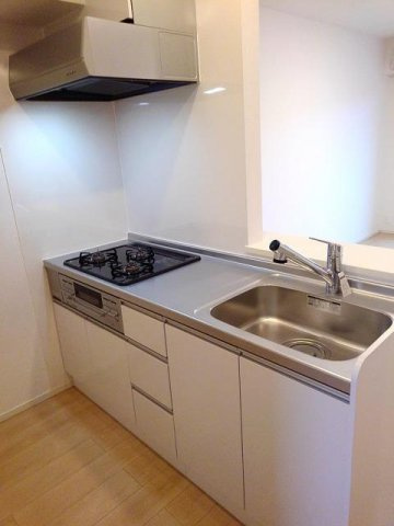 アミティエ　三本松　２号館のキッチン|コンパクトなキッチンで掃除もラクラク