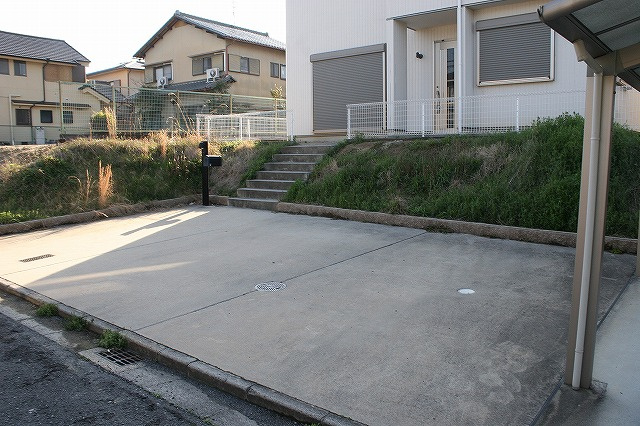 あやめ池一戸建の駐車場|駐車場完備です