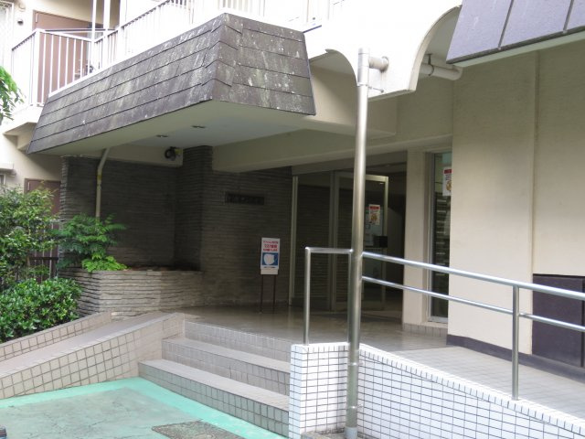 川越サンハイツのエントランス
