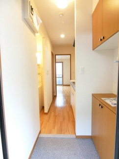 【展望】 | 玄関から室内への景観です！キッチンの奥に洋室8.3帖のお部屋があります♪