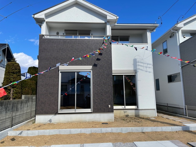 上里町神保原町17期（全3棟）1号棟の外観|隣地との距離も保ちながらも綺麗な街並みに溶け込みました！ 駐車スペースやお庭も十分に確保しています！