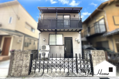 【外観】 | 宇治市五ヶ庄一里塚　中古戸建 | 玄関前のスペースは軽自動車が可能、バイクや自転車も置けますね。お車をお持ちの方は、徒歩1分に月極駐車場がございますのでご安心下さい(^-^)