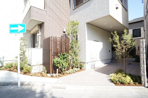 センゲングレイスコートのエントランス|エントランスは落ち着いた雰囲気がグッド！