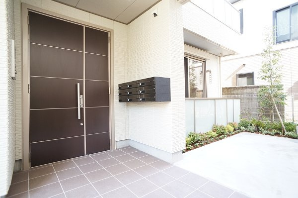 センゲングレイスコートのエントランス|オートロックはもはや必須♪