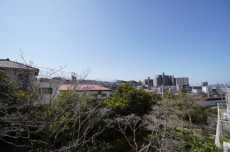 【展望】 | 【四季を感じる】
四季の移ろい・爽やかな青空や風を感じられ
自然を愉しめるパノラマビュー。
毎日の暮らしに余裕を感じさせてくれる、
遮る物の無い開放的な眺望を是非、ご堪能ください。