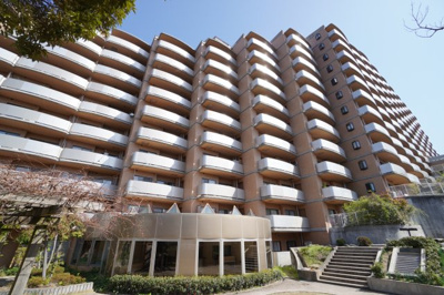 【外観】 | 【上質リノベ】ライオンズガーデン府中 | 【耐震性】
耐震性の高さを判断するポイントは、
建築確認申請日が1981年6月1日以降の
新耐震基準に適合しているかどうか。
震度６程度の大地震でも
建物が崩壊しないレベルが基準になりました。