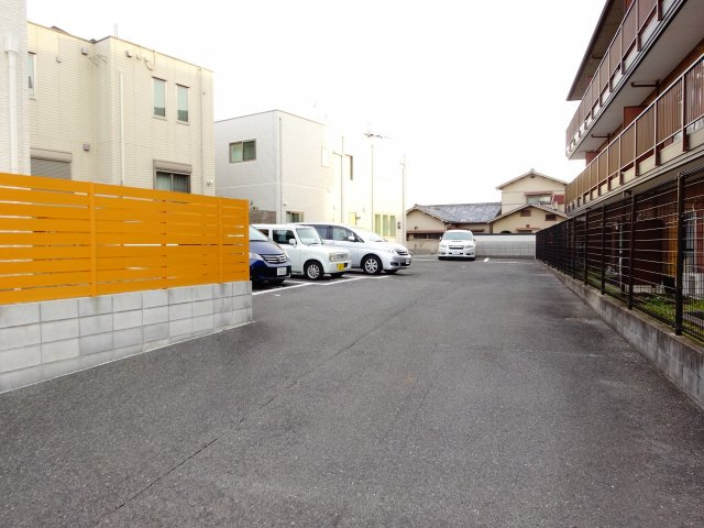 Selley’s金剛の駐車場