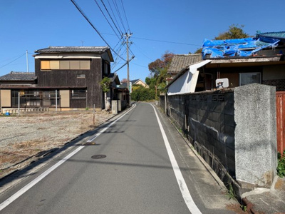【周辺】 | 黄金町1丁目売地 | 幅4.5ｍの県道。交通量はさほど多くはありません。