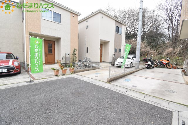西区指扇　中古一戸建ての前面道路含む現地写真