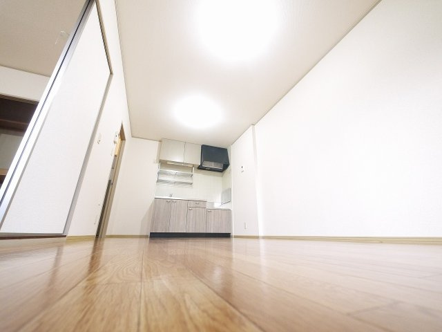 ラーク兼吉Cの内装|明るい色調の室内です