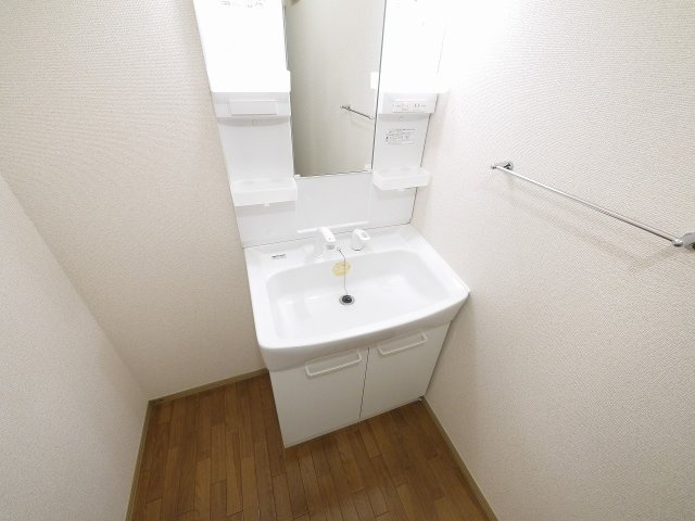 ラーク兼吉Cの洗面所|ゆったりとスペースのある洗面所