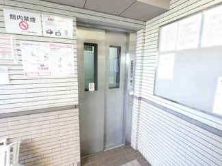 【その他共用部分】 | お買い物時やベビーカーの出し入れに便利なエレベーター付です。