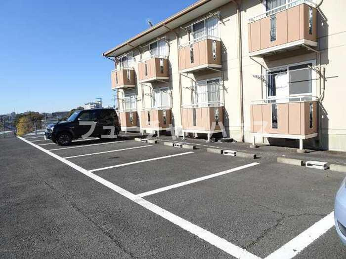 サニーヒルズ薬師台　Ａの駐車場