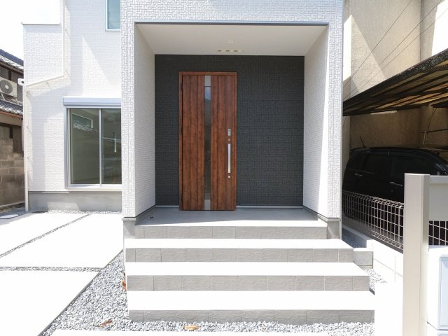 ◆限定１区画◆２沿線利用可能！省エネ給湯器エコジョーズ搭載の４ＬＤＫ♪リナージュ精華町菱田２２-１期の外観|玄関ポーチ