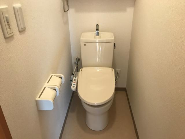 原田様メゾネット　Ａ棟のトイレ|シャワー付トイレ