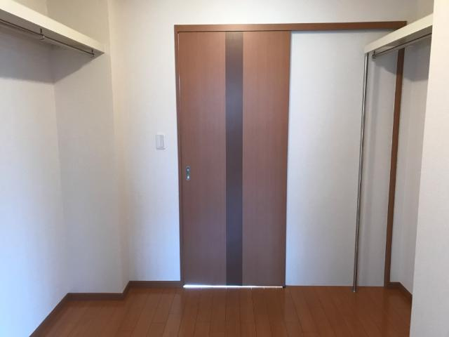原田様メゾネット　Ａ棟の収納|ウォークインクローゼット