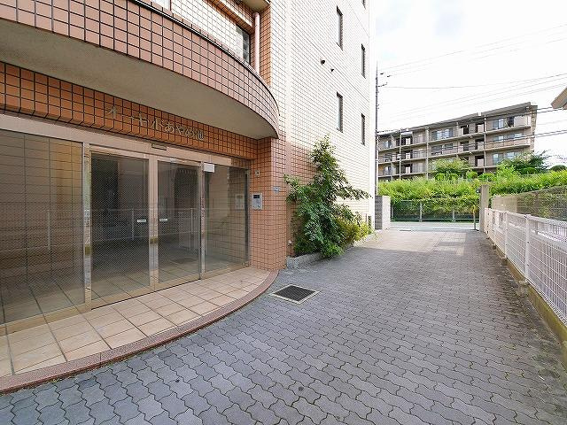 オーキッドあやめ池のエントランス|毎日通るエントランスはこのようになっています