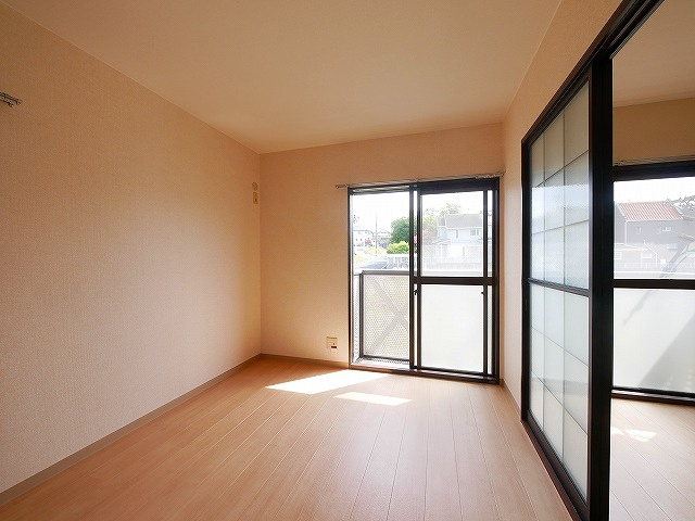 サニープラザの洋室