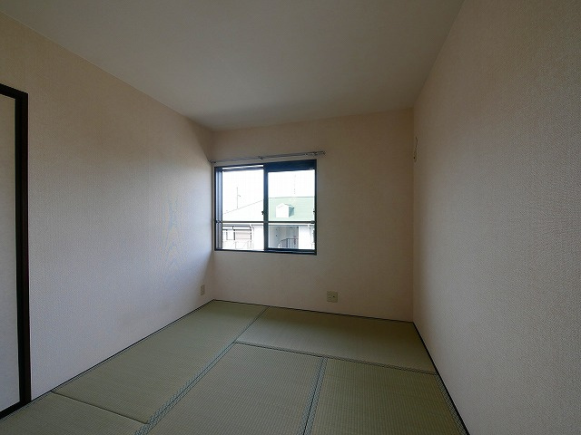 サニープラザの洋室