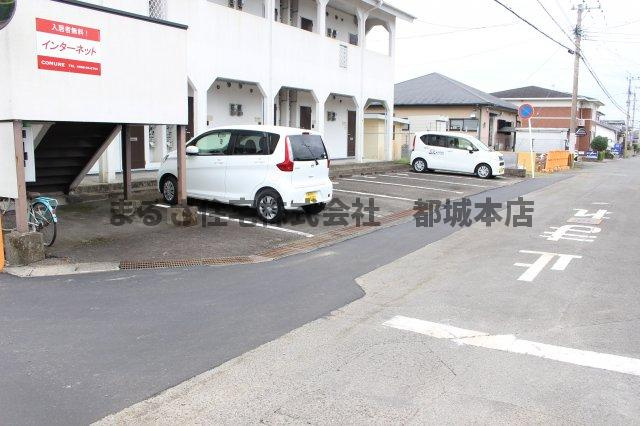 メゾントレビアンの駐車場