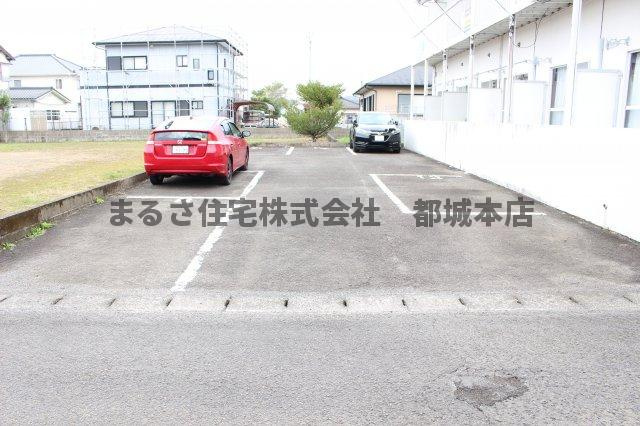 メゾントレビアンの駐車場