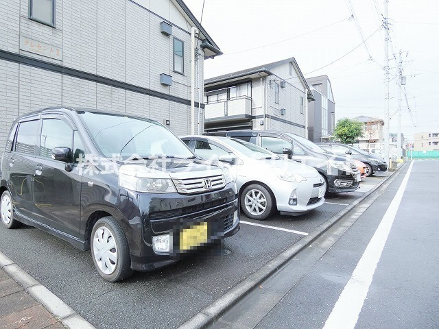 クレセントＩの駐車場