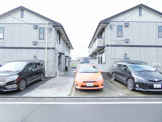 クレセントＩの駐車場