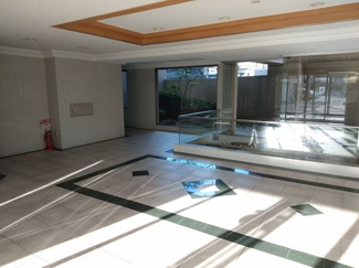 【エントランス】 | 外と内をつなぐエントランスは、まさに顔となる場所。格調高い雰囲気を漂わせて上質な空間を作り出します