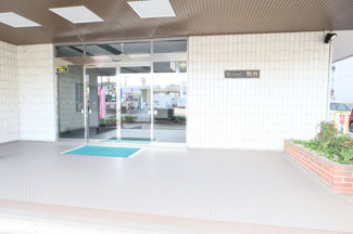 【エントランス】 | スッキリと清潔なエントランスは爽やかな雰囲気を醸し出し、お住まいの方を心地よくお迎えします♪