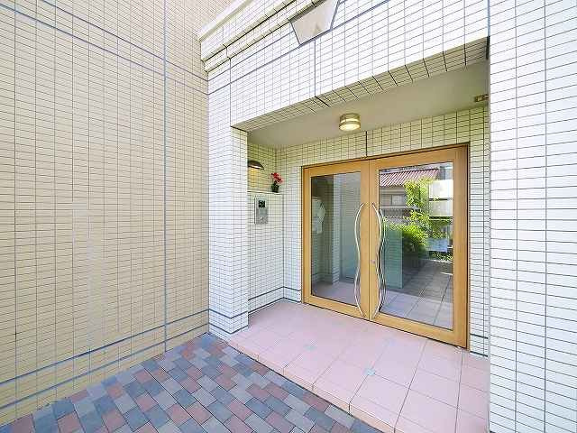 ヒルジアス生駒のエントランス|落ち着いたエントランスです