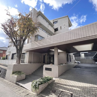 【外観】 | 安全に配慮されたオートロックマンションです♪ 閑静な住宅街立地の物件なので、忙しい生活の中でもオンオフのメリハリがつきます。楽器相談OKなので、仕事や趣味で楽器を使われる方におススメです！