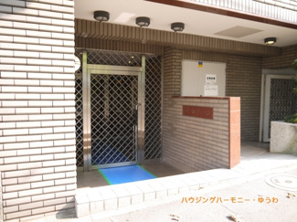 【エントランス】 | モダンなデザインのエントランス。