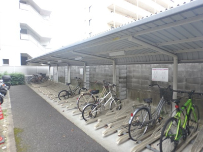 【その他共用部分】 | 西宮北口プライマリーワン | 屋根付き駐輪スペースです
