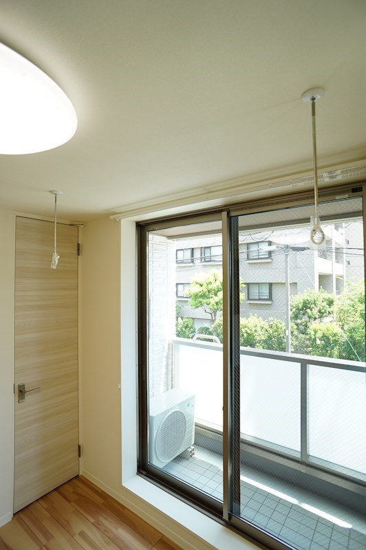 Wing R Residenceのロビー|室内物干し竿掛けは梅雨時期に活躍♪