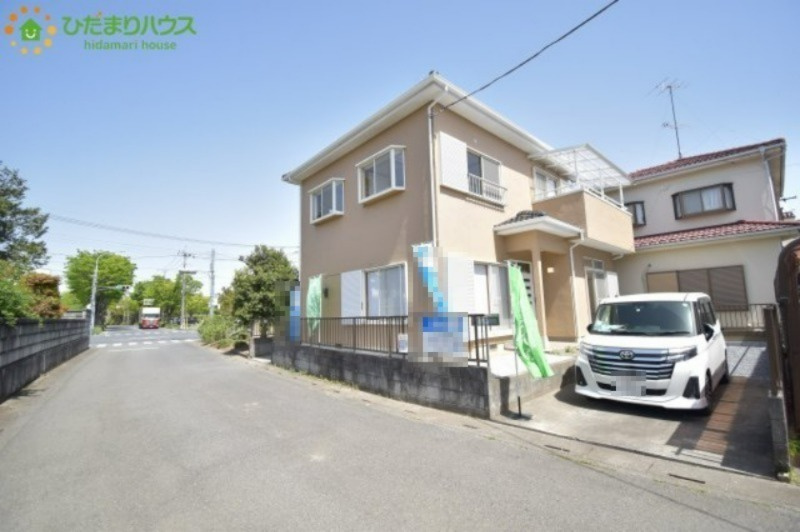 鴻巣市広田　中古一戸建ての前面道路含む現地写真