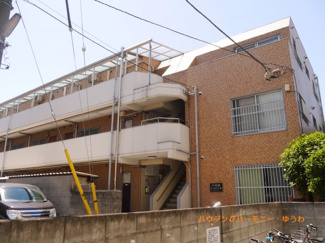 【外観】 | 開放感ある立地。RC造のしっかりした建物です。