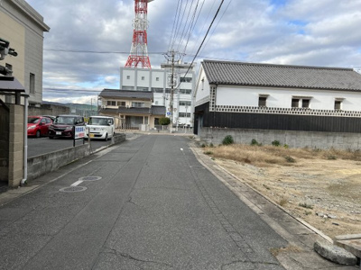 【前面道路含む現地写真】 | 土地　玉島中央町　96.01坪　 | 西側道路約4ｍ。
時間指定一方通行(7：30～20：00)となっています。