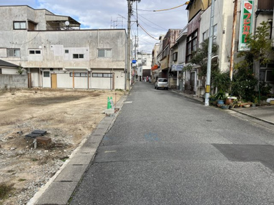 【前面道路含む現地写真】 | 土地　玉島中央町　96.01坪　 | 南側道路約4ｍ。