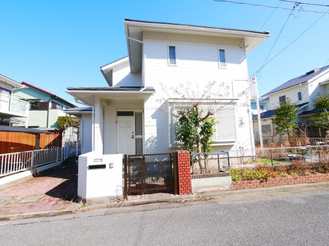 東金市日吉台2丁目　中古戸建の外観|内外装リフォーム済み令和5年1月４LDK 都市ガス上下水 バス停・スーパー・コンビニ・小学校・バス停のある分譲地内都市ガス上下水