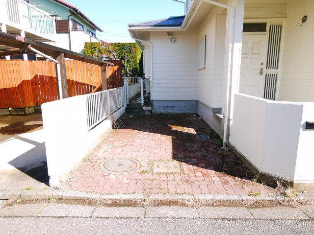 東金市日吉台2丁目　中古戸建の駐車場|内外装リフォーム済み令和5年1月４LDK 都市ガス上下水 バス停・スーパー・コンビニ・小学校・バス停のある分譲地内都市ガス上下水