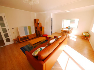 【居間・リビング】 | 東金市日吉台2丁目　中古戸建 | 内外装リフォーム済み令和5年1月４LDK 都市ガス上下水 バス停・スーパー・コンビニ・小学校・バス停のある分譲地内都市ガス上下水