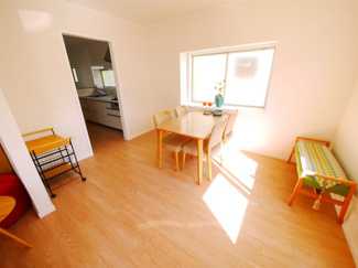 【居間・リビング】 | 東金市日吉台2丁目　中古戸建 | 内外装リフォーム済み令和5年1月４LDK 都市ガス上下水 バス停・スーパー・コンビニ・小学校・バス停のある分譲地内都市ガス上下水