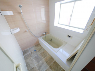 【浴室】 | 東金市日吉台2丁目　中古戸建 | 内外装リフォーム済み令和5年1月４LDK 都市ガス上下水 バス停・スーパー・コンビニ・小学校・バス停のある分譲地内都市ガス上下水