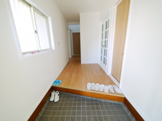 【玄関】 | 東金市日吉台2丁目　中古戸建 | 内外装リフォーム済み令和5年1月４LDK 都市ガス上下水 バス停・スーパー・コンビニ・小学校・バス停のある分譲地内都市ガス上下水