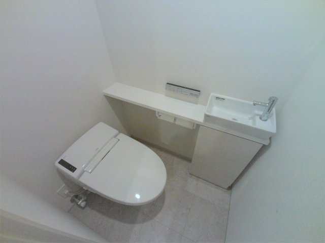 【トイレ】 | グランカーサ本駒込 | 手洗い付きタンクレス温水洗浄機能付き便座
