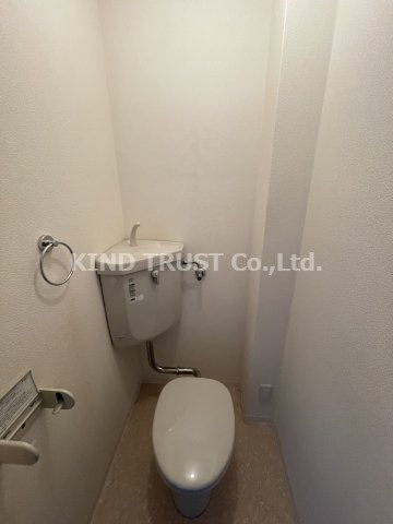 山崎マンション長柄西のトイレ|落ち着いた色調のトイレです