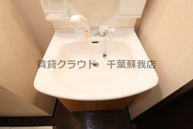 クレール・ソガBの独立洗面台|明るい洗面所です