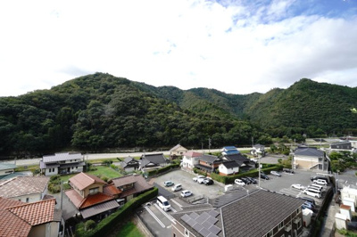 【展望】 | 【上質リノベ】グレイス高陽 | 【四季を感じる】
四季の移ろい・爽やかな青空や風を感じられ
自然を愉しめるパノラマビュー。
毎日の暮らしに余裕を感じさせてくれる、
遮る物の無い開放的な眺望を是非、ご堪能ください。