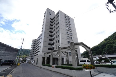 【外観】 | 【上質リノベ】グレイス高陽 | 【耐震性】
耐震性の高さを判断するポイントは、
建築確認申請日が1981年6月1日以降の
新耐震基準に適合しているかどうか。
震度６程度の大地震でも
建物が崩壊しないレベルが基準になりました。