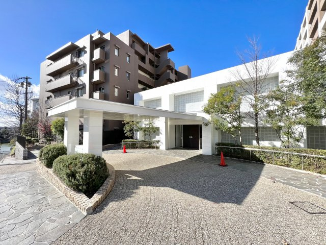 パークシティ星ヶ丘ガーデンコートの駐車場|車寄せのあるエントランスです。乗降や大きな荷物の積み込みなどにご利用いただけます。